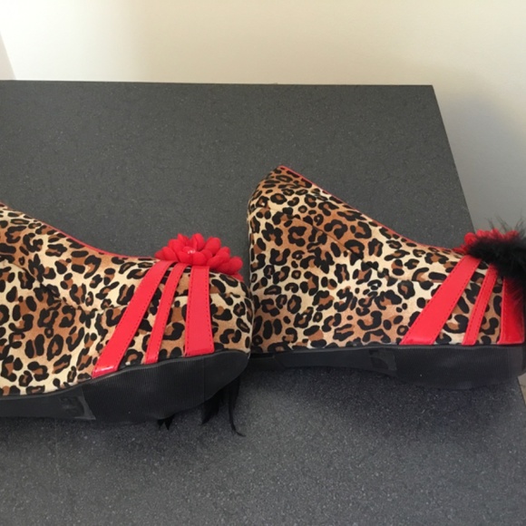 Bettie Page Edna Leopard Wedge Shoes 9 NWB - Picture 3 of 6